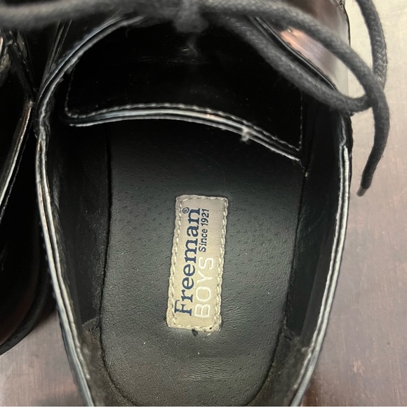 Freeman Boys black dress shoes size 6 boys. - Picture 8 of 10